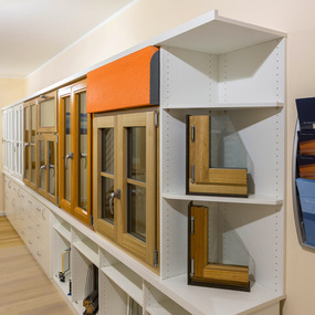 Ausstellung von Holzfenstern und Fensterprofilen in einem modernen Showroom für Fensterbau.