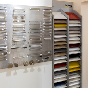 Ausstellung von Küchengriffen und Arbeitsplattenmustern im Küchenstudio von Nolte Küchen.