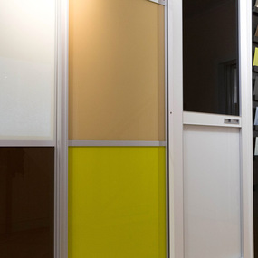 Verschiedene Schiebetüren und Farbmuster für moderne Inneneinrichtung im Showroom.
