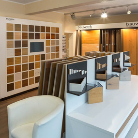 Ausstellung mit vielfältigen Parkettmustern und Holzfußboden-Designs in einem Showroom.