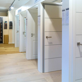 Moderne Ausstellung für Innentüren mit verschiedenen Türdesigns auf hellem Holzboden.